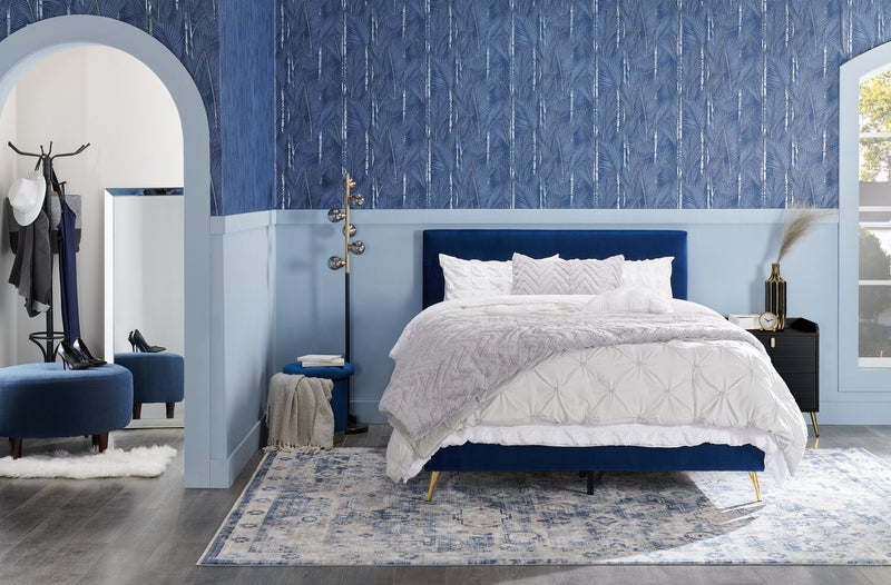 Lit rembourré Gabi en tissu de velours bleu avec pattes au fini doré et capitonnage à boutons - format grand lit