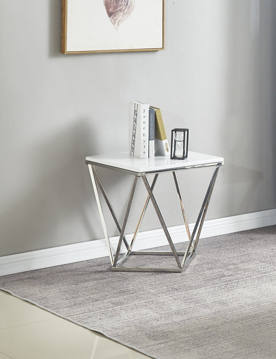 Table de bout carrée moderne Amanda de 21,5 po - dessus en marbre blanc avec base en métal chromé