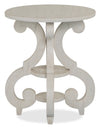 Table de bout ronde traditionnelle Bronwyn de 22 po avec tablette - pin albâtre avec base en bois à volutes