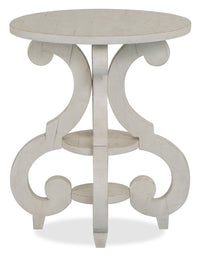Table de bout ronde traditionnelle Bronwyn de 22 po avec tablette - pin albâtre avec base en bois à volutes