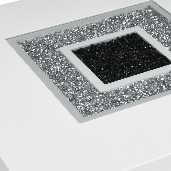 Table de bout somptueuse Garbo de 26 po - blanche et argentée avec touches de paillettes