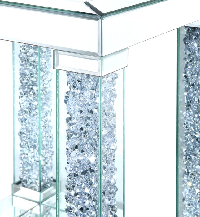 Table à café somptueuse Berni de 47,2 po avec dessus en miroir et en verre et tablette - métal argenté avec pattes à apparence de diamant