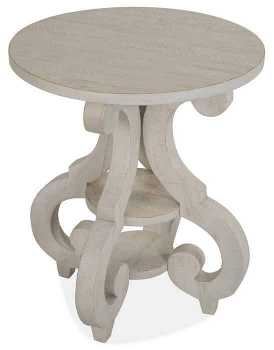 Table de bout ronde traditionnelle Bronwyn de 22 po avec tablette - pin albâtre avec base en bois à volutes