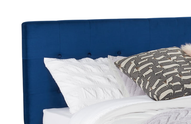 Lit rembourré Gabi en tissu de velours bleu avec pattes au fini doré et capitonnage à boutons - format très grand lit