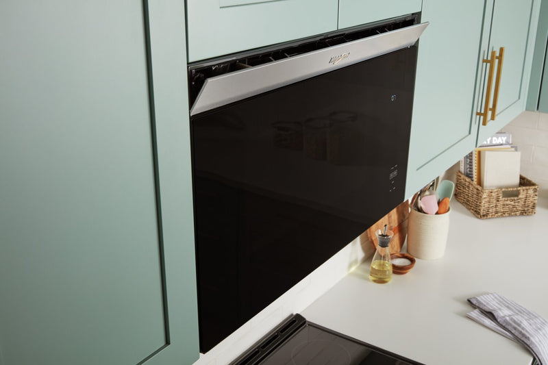 Four à micro-ondes à hotte intégrée Whirlpool de 1,1 pi³ à installation affleurée avec cuisson à 900 W - acier inoxydable résistant aux traces de doigts - YWMMF5930PZ
