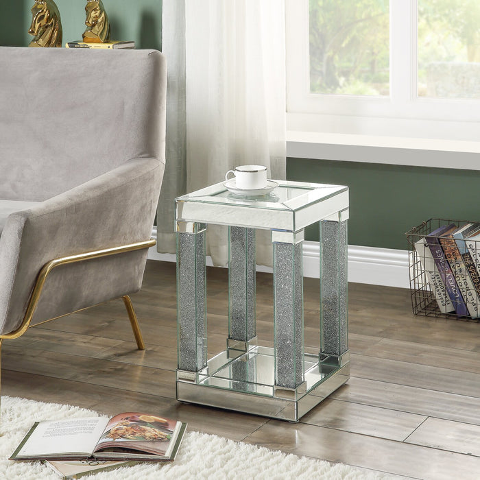 Table de fauteuil somptueuse Berni de 12 po avec dessus en miroir et en verre et tablette - métal argenté avec pattes à apparence de diamant