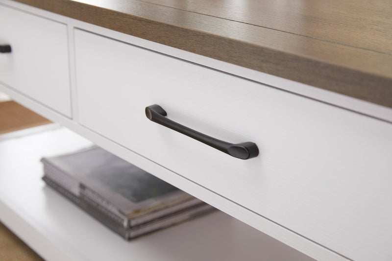 Table à café traditionnelle Logan de Kort & Co. de 23,25 po avec rangement et tablette - blanche et chêne noyer 