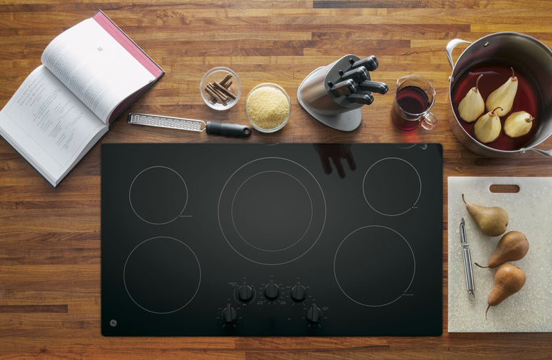 Surface de cuisson électrique GE de 36 po à 5 éléments - noire - JP3036DLBB