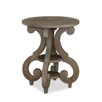 Table de bout ronde traditionnelle Tinley Park de 22 po avec tablette - pin gris-brun avec base à volutes