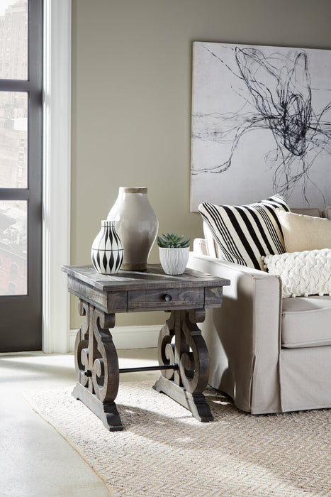 Table de bout traditionnelle Bellamy de 22 po avec rangement - pin brun foncé avec base en bois à volutes