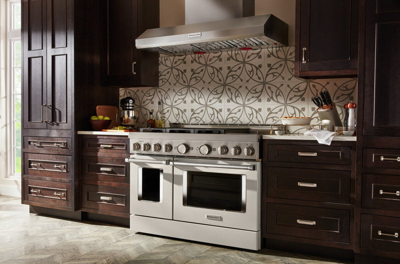 Hotte de cuisinière murale à pavillon KitchenAid de style commercial de 48 po - KVWC958KSS