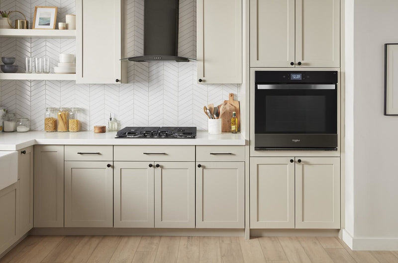 Four mural simple électrique Whirlpool de 4,3 pi³ et de 30 po avec convection véritable - acier inoxydable noir avec fini PrintShieldMC - WOES7030PV