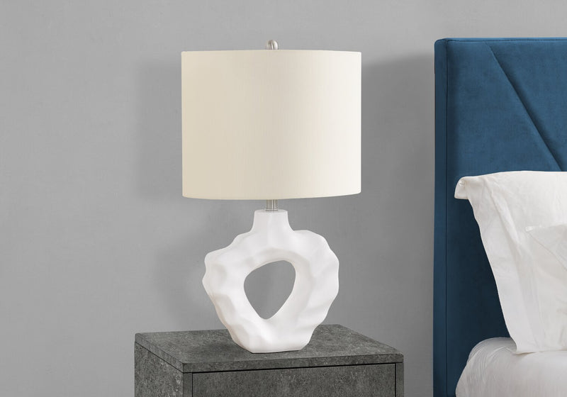 Lampe de table sculptée et ondulée de 27 po en résine crème
