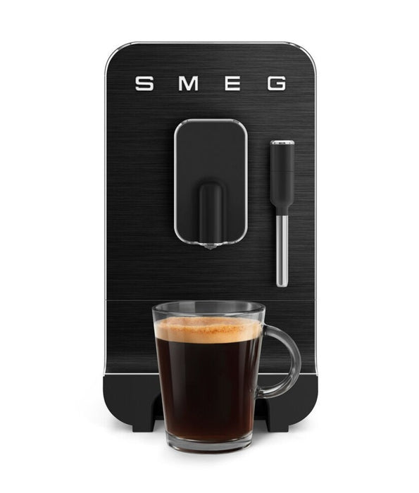 Machine à espresso Smeg entièrement automatique avec buse vapeur - BCC12FBMUS