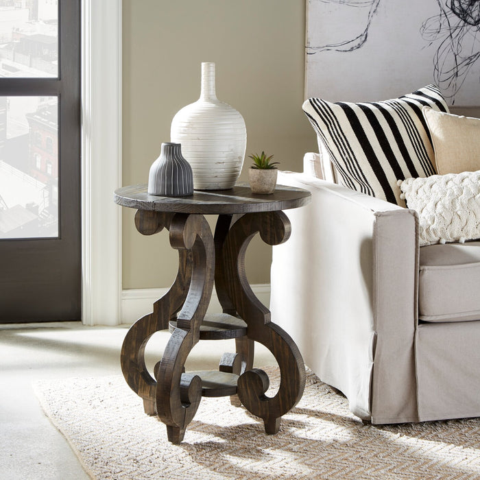 Table de bout ronde traditionnelle Bellamy de 22 po avec tablette - pin brun foncé avec base en bois à volutes