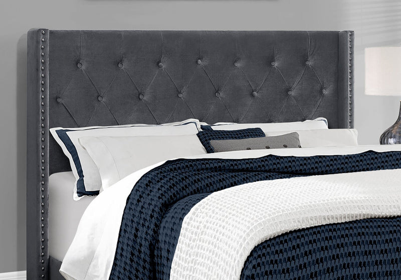 Lit rembourré à oreilles Portia en tissu gris foncé avec clous décoratifs et capitonnage à boutons - format grand lit