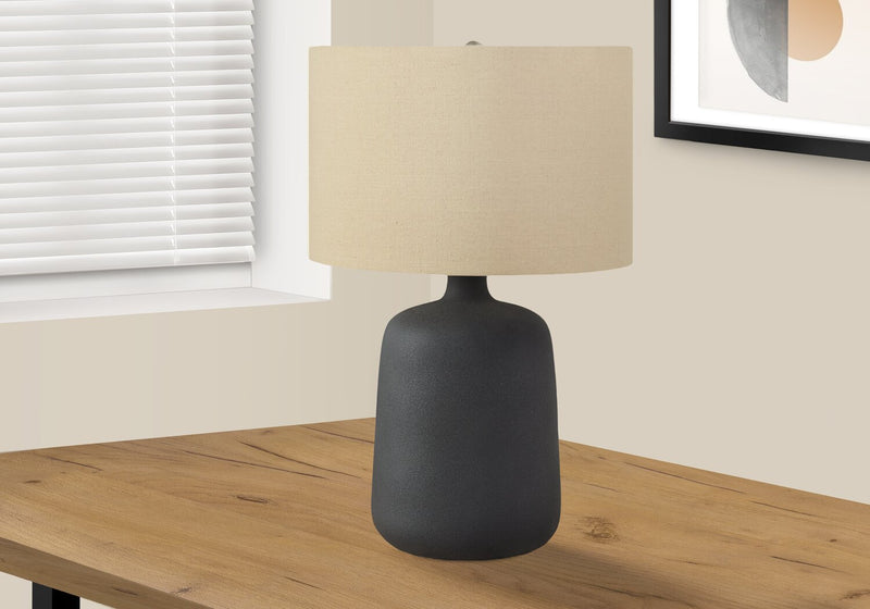 Lampe de table de 24 po en céramique noire avec abat-jour beige