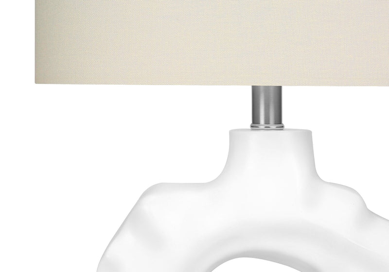 Lampe de table sculptée et ondulée de 27 po en résine crème