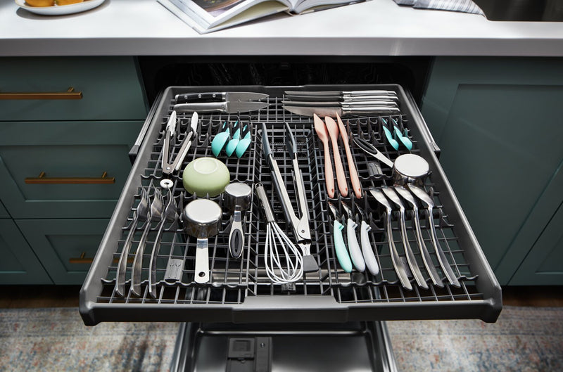 Lave-vaisselle encastré Whirlpool de 24 po et de 51 dBA avec commandes sur le dessus et 3e panier - acier inoxydable résistant aux traces de doigts - WDP730HAMZ