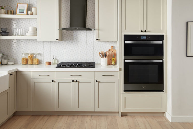 Four mural combiné électrique Whirlpool de 5 pi³ et de 30 po avec convection véritable - acier inoxydable noir avec fini PrintShieldMC - WOEC7030PV