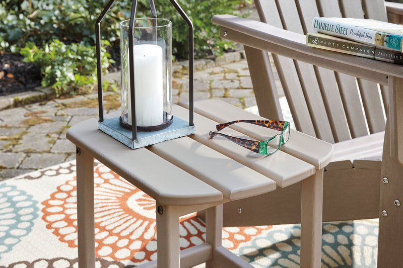 Table de bout Bask pour la terrasse à l’extérieur - 15 po (L), plastique à haute densité, résistante aux rayons UV et aux intempéries - taupe