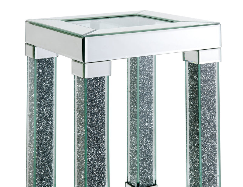 Table de fauteuil somptueuse Berni de 12 po avec dessus en miroir et en verre et tablette - métal argenté avec pattes à apparence de diamant