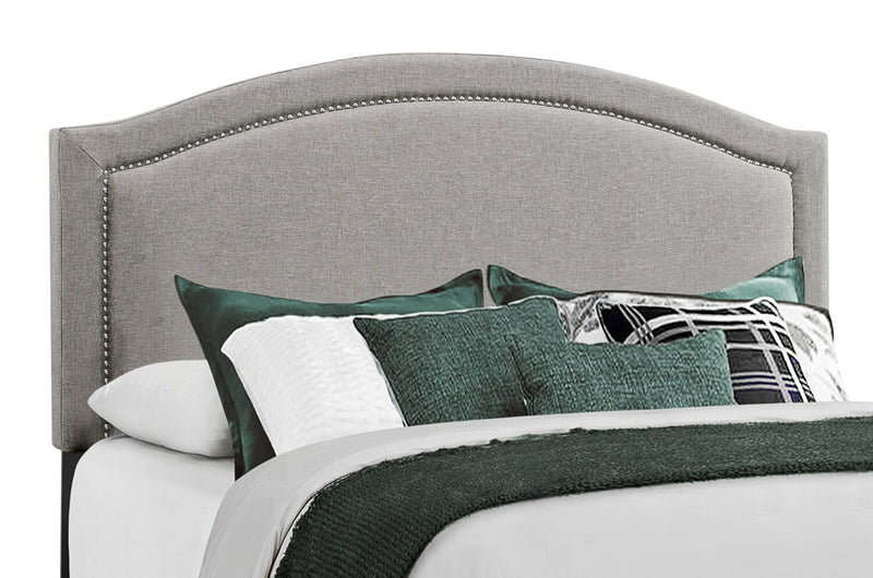 Lit rembourré Pearl en tissu gris avec clous décoratifs - format grand lit