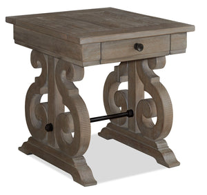 Table de bout traditionnelle Tinley Park de 22 po avec rangement - pin gris-brun avec base à volutes
