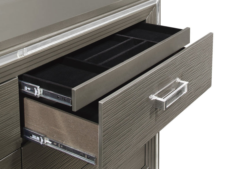 Commode somptueuse Max de 66 po (L) x 41 po (H) à 6 tiroirs pour la chambre à coucher - argentée