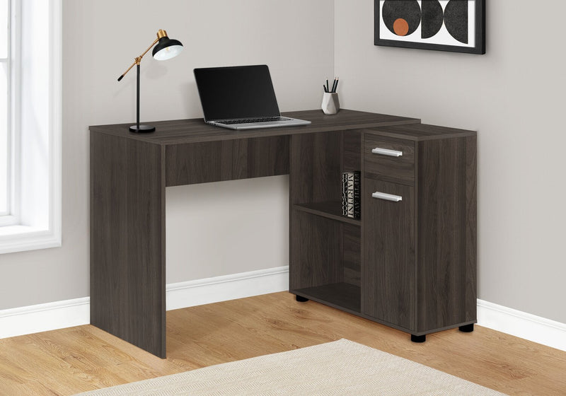 Bureau d’ordinateur en forme de L Bristol de 46 po avec tablettes, tiroir et armoire - chêne brun