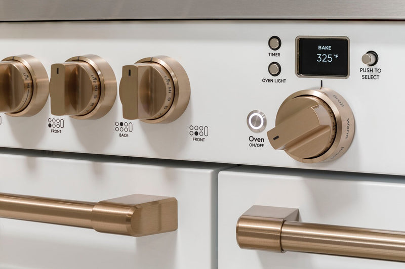 Cuisinière intelligente hybride Café de 8,25 pi³ avec convection européenne véritable et grilles autonettoyantes - blanc mat - C2Y486P4TW2