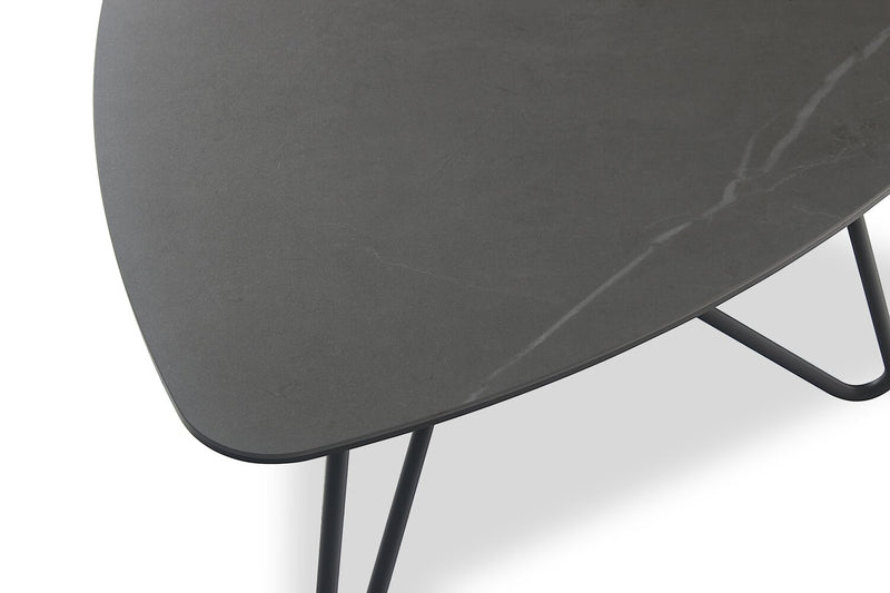 Table à café triangulaire moderne Hamilton de 37,99 po - dessus en imitation de marbre gris avec pattes en métal noir