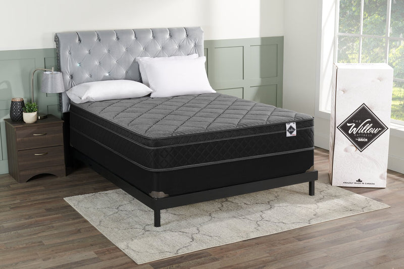 Ensemble matelas à Euro-plateau à profil bas dans une boîte Aspen de Springwall pour grand lit