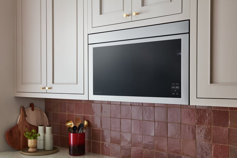 Four à micro-ondes à hotte intégrée KitchenAid de 1,1 pi³ à installation affleurée avec cuisson à 900 W - acier inoxydable avec fini PrintShieldMC - YKMMF330PPS