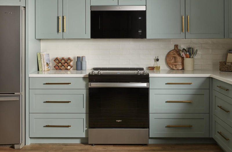 Four à micro-ondes à hotte intégrée Whirlpool de 1,1 pi³ à installation affleurée avec cuisson à 900 W - acier inoxydable résistant aux traces de doigts - YWMMF5930PZ