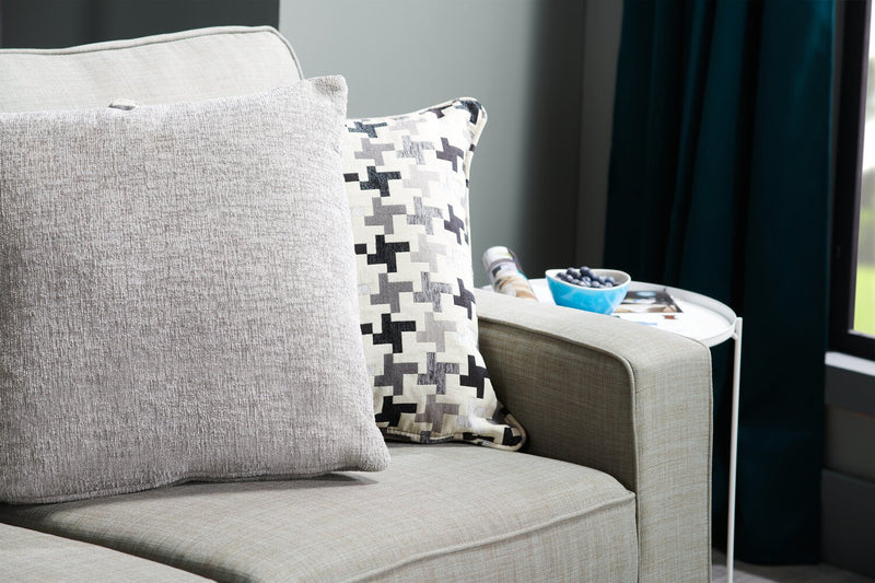 Causeuse Sawyer de 57 po fabriquée au Canada en tissu d’apparence lin avec coussins réversibles et coussins décoratifs - gris clair