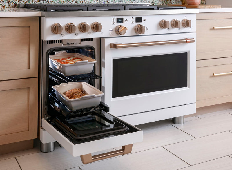 Cuisinière intelligente hybride Café de 8,25 pi³ avec convection européenne véritable et grilles autonettoyantes - blanc mat - C2Y486P4TW2