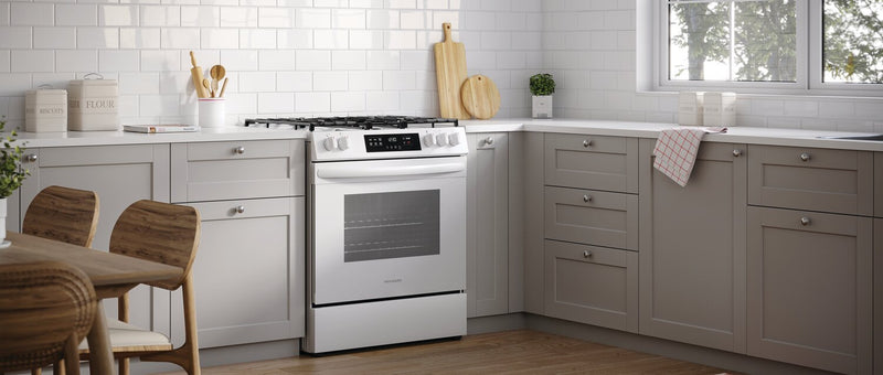 Cuisinière à gaz Frigidaire de 5,1 pi³ avec préchauffage rapide et surface de cuisson à 5 brûleurs - blanche - FCFG3062AW