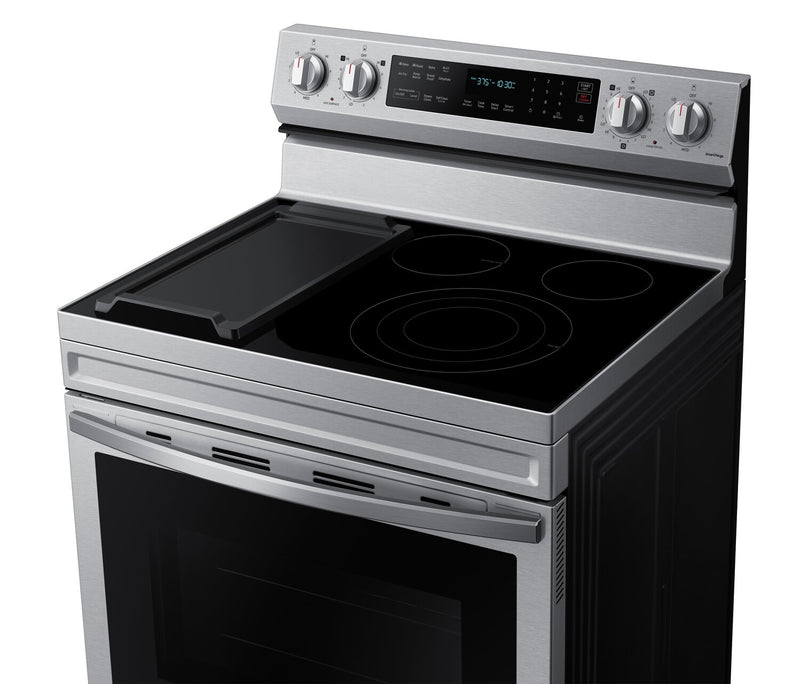 Cuisinière intelligente électrique amovible Samsung de 6,3 pi³ avec friture à air - acier inoxydable - NE63A6711SS/AC