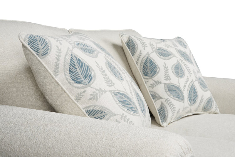 Causeuse Scarlett de 64 po fabriquée au Canada en tissu de chenille avec accoudoirs enroulés et coussins décoratifs - beige écru