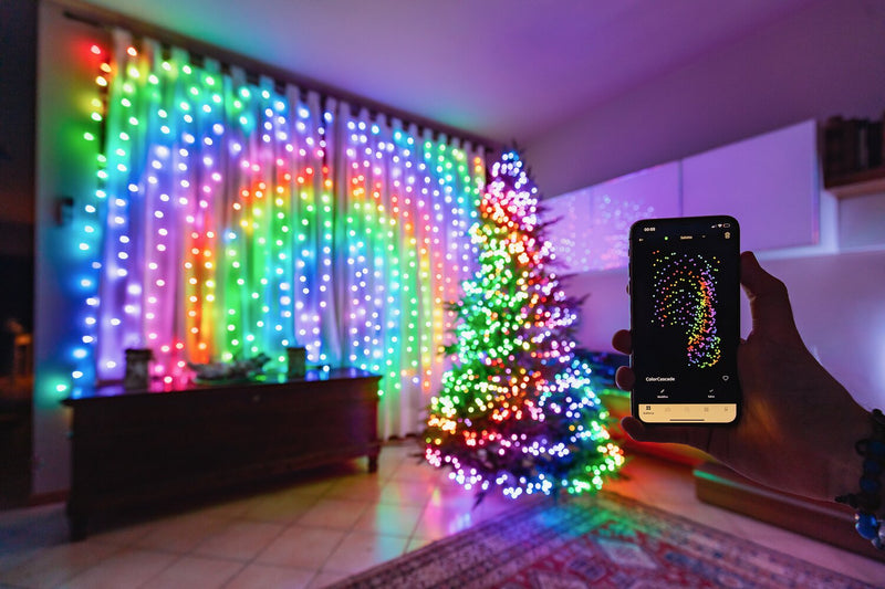 Arbre de Noël illuminé Twinkly de 7,5 pi avec lumières à DEL gérées par application - TWT400SPP-BUS 