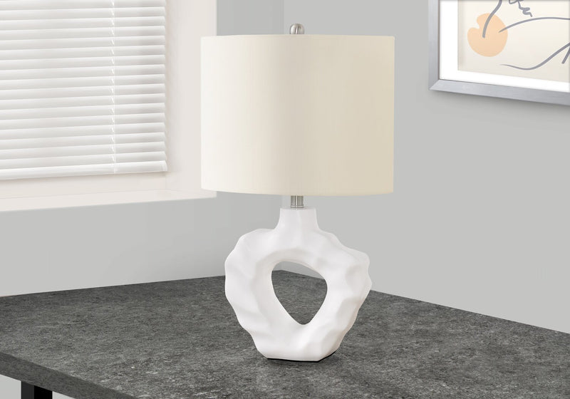 Lampe de table sculptée et ondulée de 27 po en résine crème