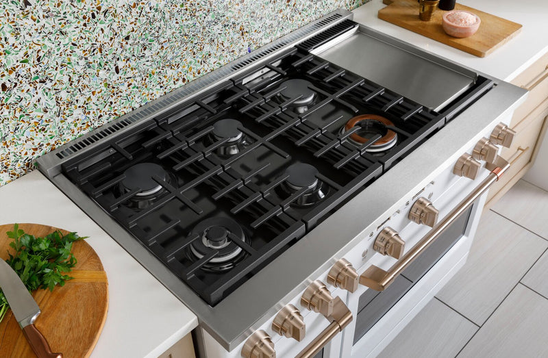 Cuisinière intelligente hybride Café de 8,25 pi³ avec convection européenne véritable et grilles autonettoyantes - blanc mat - C2Y486P4TW2