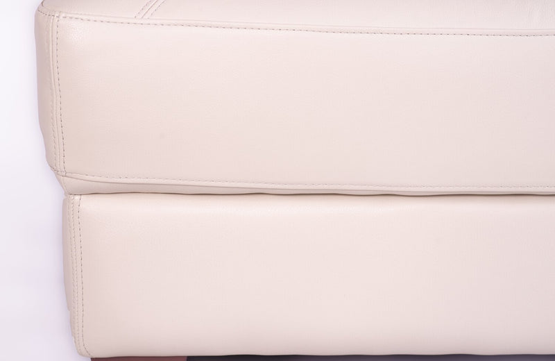 Meuble Vita de Château d’Ax de 44 po en cuir 100 % véritable avec coutures à motif de diamant et pattes en bois - blanc fumée