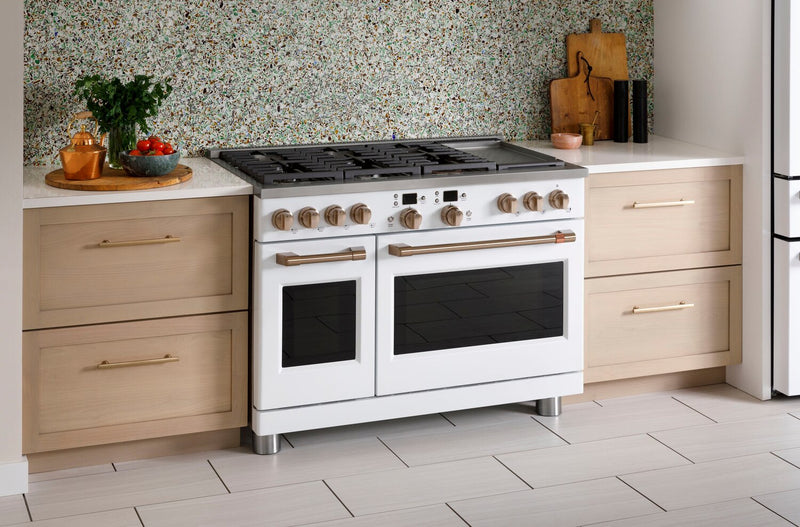 Cuisinière intelligente hybride Café de 8,25 pi³ avec convection européenne véritable et grilles autonettoyantes - blanc mat - C2Y486P4TW2