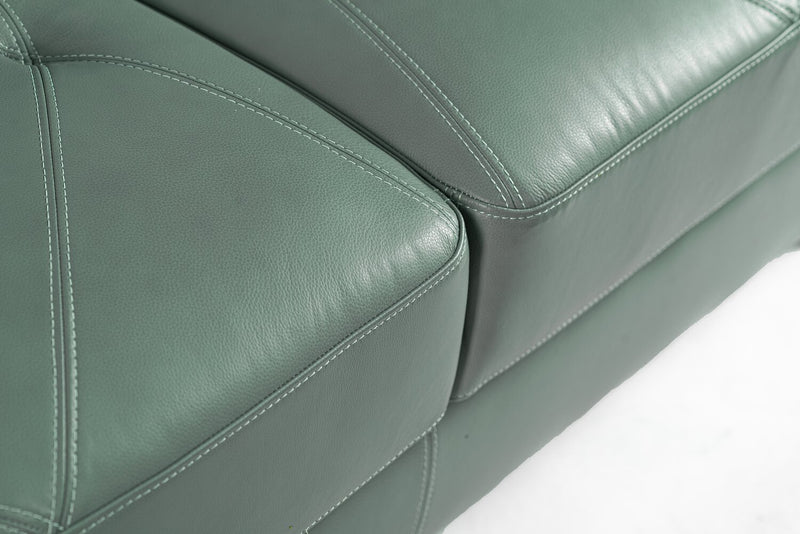 Causeuse Vita de Château d’Ax de 70 po en cuir 100 % véritable avec coutures à motif de diamant et pattes en bois - vert écume de mer