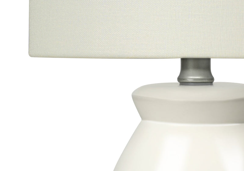 Lampe de table de 17 po en céramique crème avec abat-jour cylindrique lin