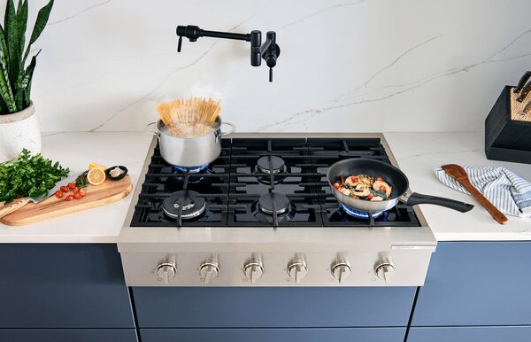 Surface de cuisson à gaz Bosch de série 800 de 36 po à 6 brûleurs– RGM8658UC