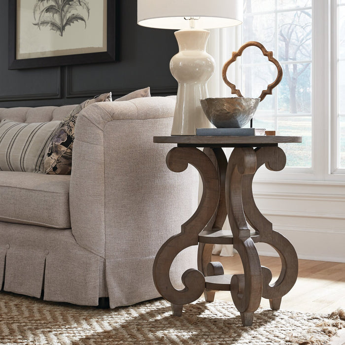 Table de bout ronde traditionnelle Tinley Park de 22 po avec tablette - pin gris-brun avec base à volutes