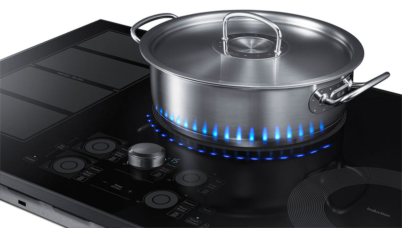 Surface de cuisson à induction intelligente Samsung de 36 po à 5 éléments avec zone polyvalente et technologie Virtual FlameMC - acier inoxydable noir - NZ36K7880UG/AA